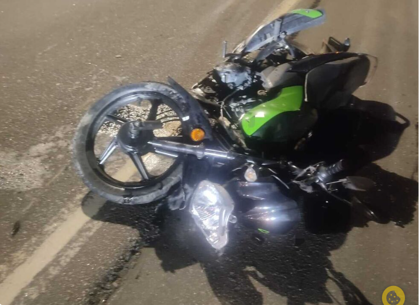 Motociclista morre e mulher fica ferida após ônibus passar por cima de